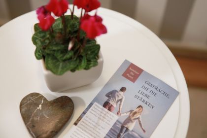 Einzelberatung und Psychotherapie - Hilfe bei Krisen und Veränderungen im Leben - Unterstützung bei psychischen Belastungen - Depressionen - Burn-out Ein Weg im Wald der sich in einen linken und einen rechten Weg aufteilt. Bei beiden Wegen kann man nicht sehen, wohin sie führen. Manchmal stehen Veränderungen im Leben an und Entscheidungen die große Veränderungen und Belastungen mit sich bringen. Einzeltherapie hilft bei Krisen und Veränderungen im Leben Paartherapie Ahrensburg